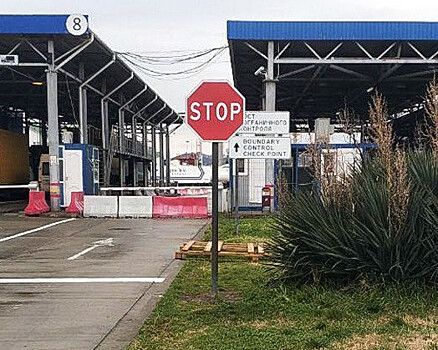 На границе с Абхазией остановили мужчину, пытавшегося провезти контрабандой более 25 тысяч пачек сигарет под двойной обшивкой кузова фургона