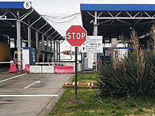 На границе с Абхазией остановили мужчину, пытавшегося провезти контрабандой более 25 тысяч пачек сигарет под двойной обшивкой кузова фургона