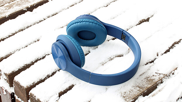 Эксперты рассказали, чем опасно использование наушников на морозе