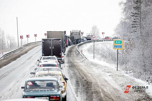 На Пермском тракте образовалась гигантская пробка из фур