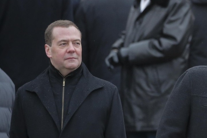 Медведев назвал число подписавших контракты с МО в 2026 году граждан