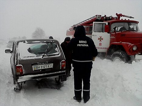 На Николаевщине из снежного плена вытаскивают микроавтобусы и легковушки (ФОТО)