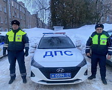 Автоинспекторы из города Новомосковска Тульской области оказали водителю помощь в сложных погодных условиях