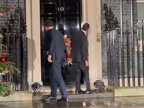 Премьер Британии не смог открыть двери своей резиденции на Даунинг-стрит