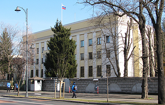 Неизвестный пытался протаранить ворота российского посольства в Румынии