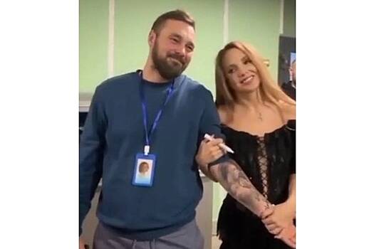 МакSим встретилась со сделавшим татуировку с ее портретом фанатом