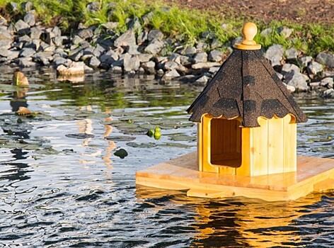 В московском парке «Зарядье» установили плавучий домик для уток