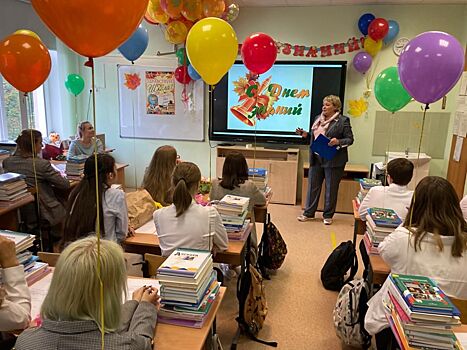 Учеников школы №1392 в Десеновском поздравили с Днем знаний