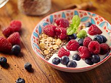 Врачи советуют добавлять в йогурт два ингредиента