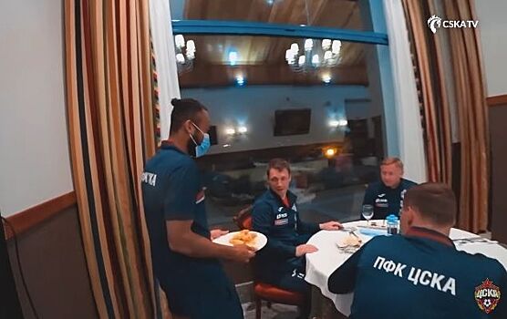 Футболисты ЦСКА сразились в чистке картошки. Проигравший угостил ей главного тренера Гончаренко: видео