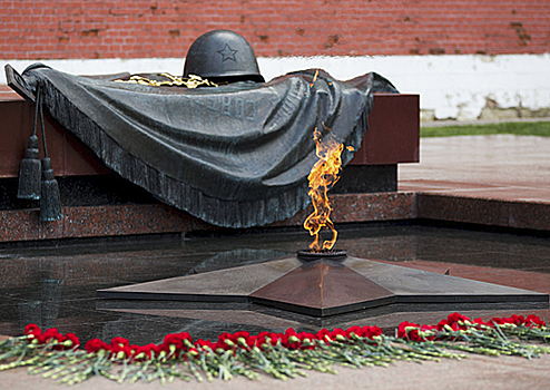У Могилы Неизвестного Солдата в Москве состоялся ритуал увольнения в запас свыше 300 военнослужащих Преображенского полка