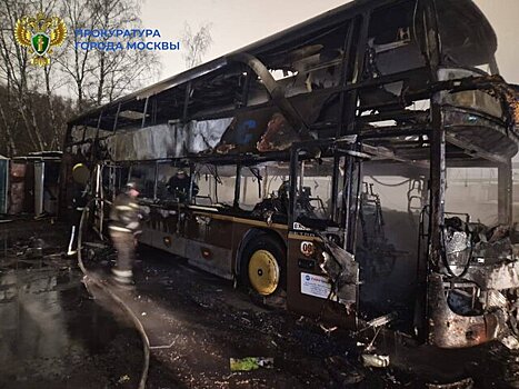Мужчина погиб при возгорании частного автобуса на западе Москвы