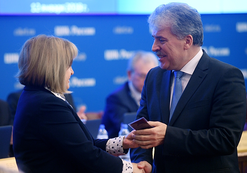 Председатель Центральной избирательной комиссии РФ Элла Памфилова вручает удостоверение директору "Совхоза имени Ленина" Павлу Грудинину на регистрации в Центральной избирательной комиссии РФ в качестве кандидата на пост президента России.