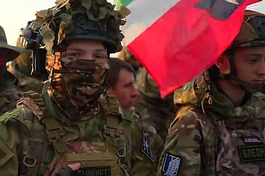 Военного с шевроном из «Атаки титанов» сняли на видео в Грозном