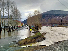 Вода затопила улицы Таштагола: службы перекрыли трассу и отключили котельную