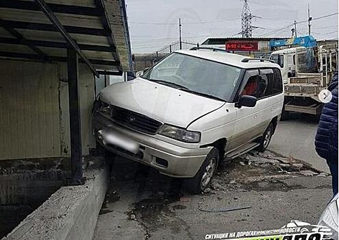Забывчивость водителя и рельеф устроили ДТП во Владивостоке