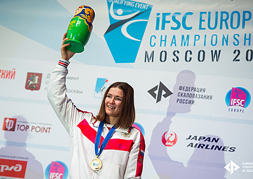 Армейская спортсменка стала первой в мире трехкратной чемпионкой Европы по скалолазанию