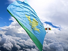 Рекорд России: в небе Подмосковья развернули гигантский флаг ВДВ