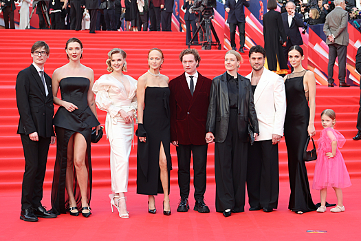 Четырехлетняя дочь Павла Табакова в розовом платье стала звездой открытия ММКФ