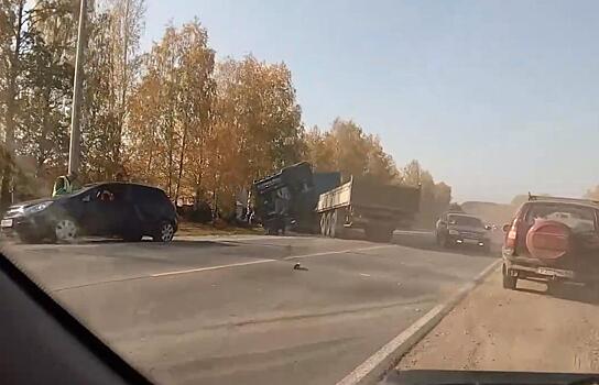 На Победиловском тракте произошло массовое ДТП с грузовиком