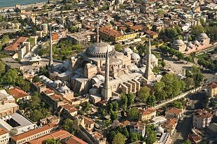 В скальном монастыре Сумела в Турции прошла первая за 10 лет литургия