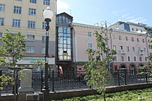 «Стеклянный скворечник» у главной площади: изучаем необычный «домик из 90-х» на проспекте Ленина