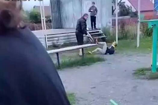 Россиянин избил чужого ребенка ремнем на детской площадке и попал на видео