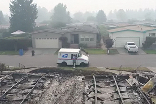 В сгоревшем калифорнийском городе обнаружили работающего почтальона