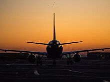 В аэропорту Новосибирска самолет при посадке столкнулся со спецмашиной