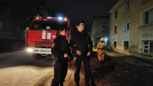 В Челябинской области сотрудники патрульно-постовой службы полиции ликвидировали очаг возгорания в нежилом доме
