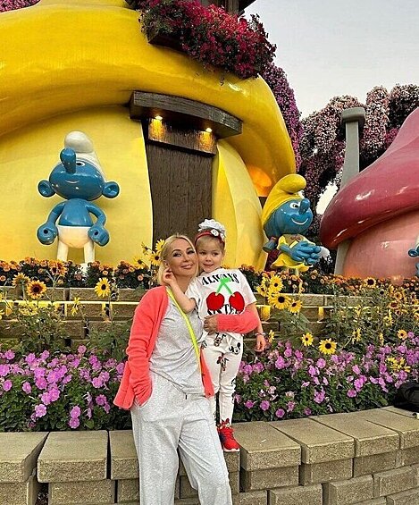 Лера Кудрявцева с дочерью Машей в ОАЭ