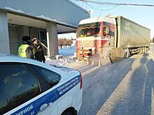 В окрестностях Ноябрьска едва не замёрз дальнобойщик