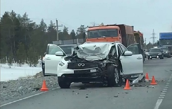 Крупная авария на Ямале: мусоровоз перевернулся после столкновения с кроссовером. ВИДЕО