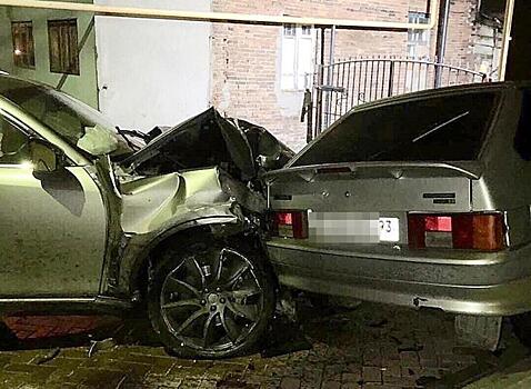 В Туапсе водитель на Infiniti «взял на таран» пять автомобилей