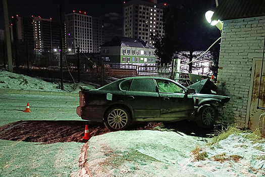 В Новосибирске мужчина на автомобиле врезался в здание и погиб