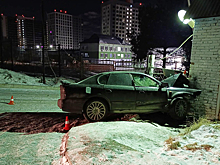 В Новосибирске мужчина на автомобиле врезался в здание и погиб