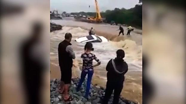 Мощный поток воды снес автомобиль с пенсионером в Приморье