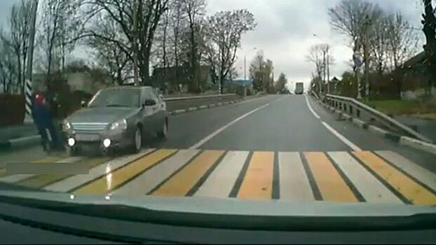 В сантиметрах от трагедии: дети чудом не попали под колеса автомобиля под Брянском