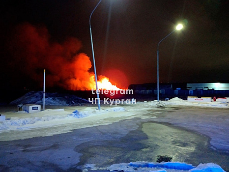 В Кургане на улице Омской у заправки произошел пожар