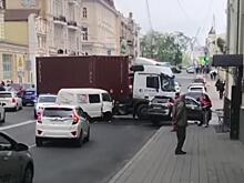 Во Владивостоке из-за аварии с большегрузом собралась многочисленная пробка прямо в центре города