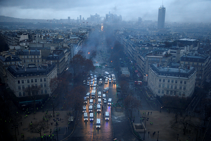  В выходные в Париже прошли беспорядки, в ходе которых было ранено около 200 человек и сожжено шесть зданий и множество автомобилей