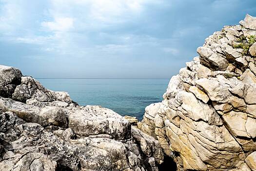 Туристка решила запечатлеть пляж со скалы, сорвалась с 25-метровой высоты и не выжила