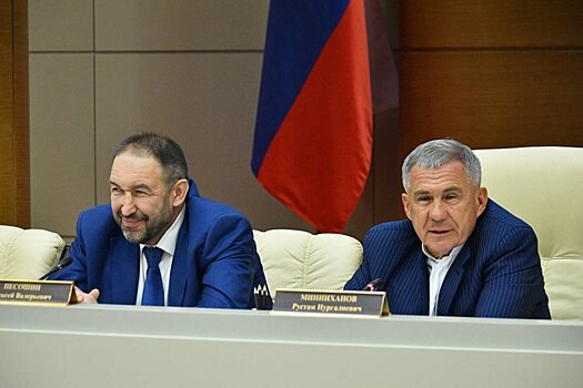 Рустам Минниханов: "Он пешком-то ходить не умеет, а поехал за рулем"