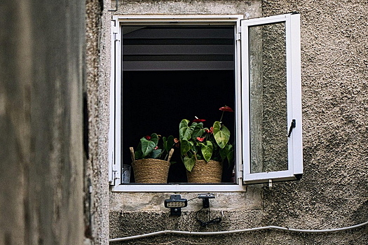 Мужчина вылетел с пятого этажа военкомата на Украине