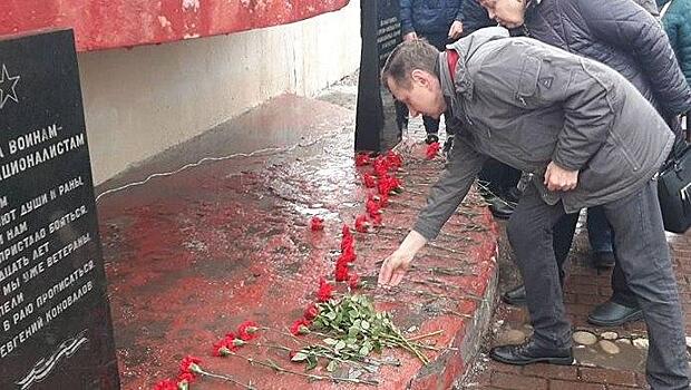 Память участников Сталинградской битвы почтили минутой молчания у мемориала Солдатам Отечества