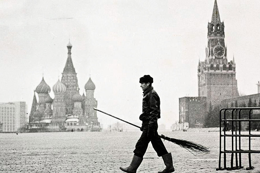 "Дворник на Красной площади" Геннадия Бодрова, сделанный в 1988-1990 годах, оценен в 2-3 тысячи фунтов стерлингов. 