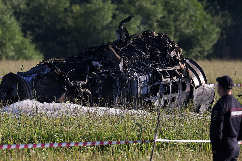 Сотрудник полиции на месте падения военно-транспортного самолета Ил-76 в Рязанской области, 24 июня 2022 года