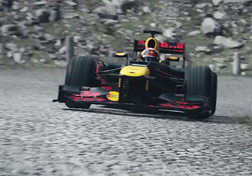 Видео: болид Формулы-1 едет по булыжному горному перевалу