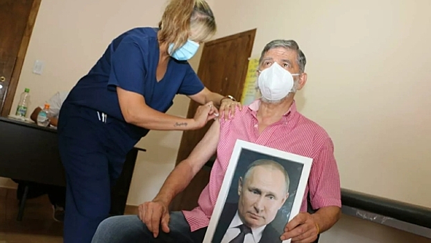 Мэр города в Аргентине привился с портретом Путина в руках