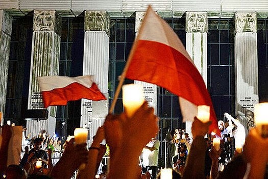 Польские фермеры проводят акцию протеста перед представительством ЕК в Варшаве
